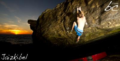 Mikel bouldering on the beach (4)